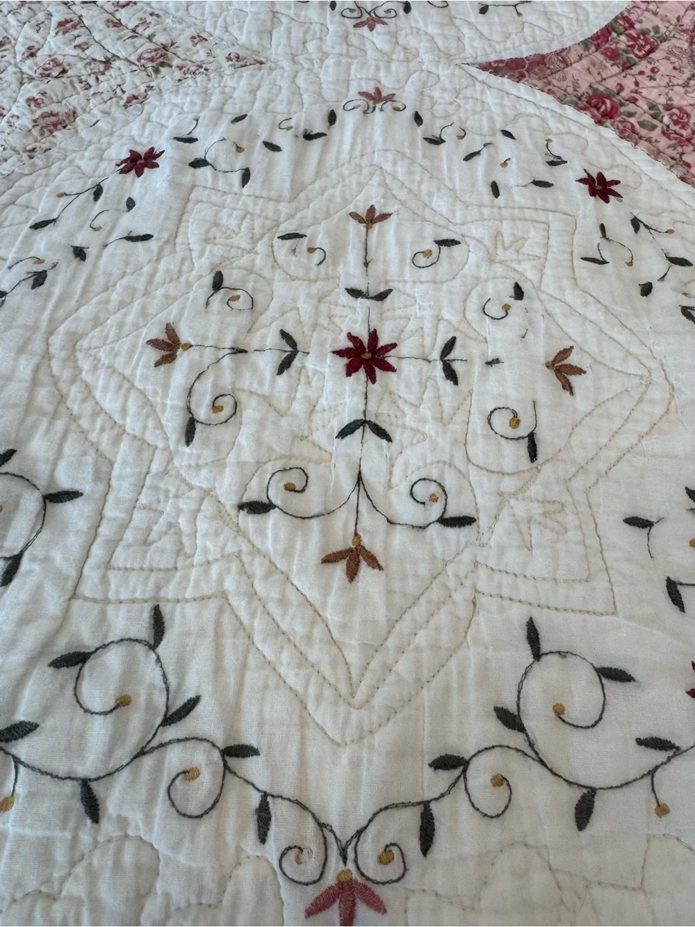 JC Penney 100% Cotton White/Dusty Rose Cal King+ Quilt Two Shams Floral Cottage
